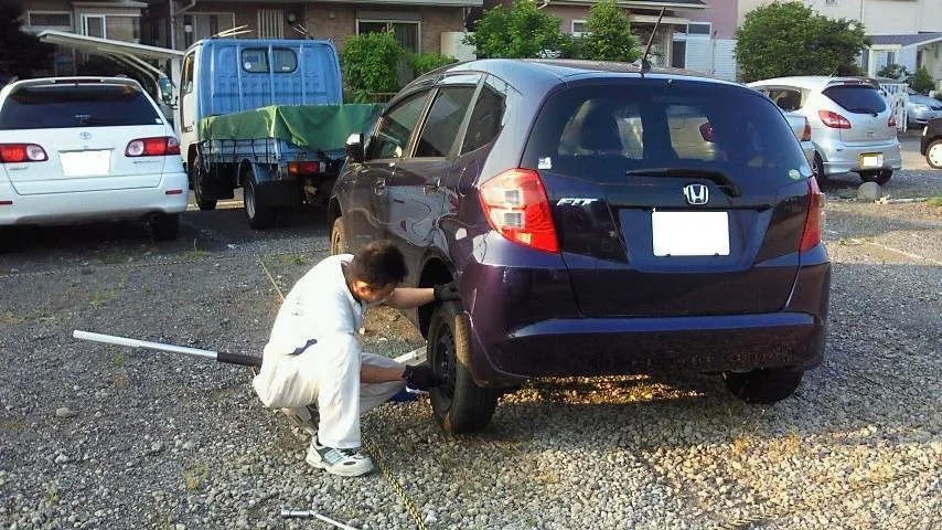 タイヤパンク　スペアタイヤ交換　出張　レッカーは松戸　タキザワ自動車へご連絡ください